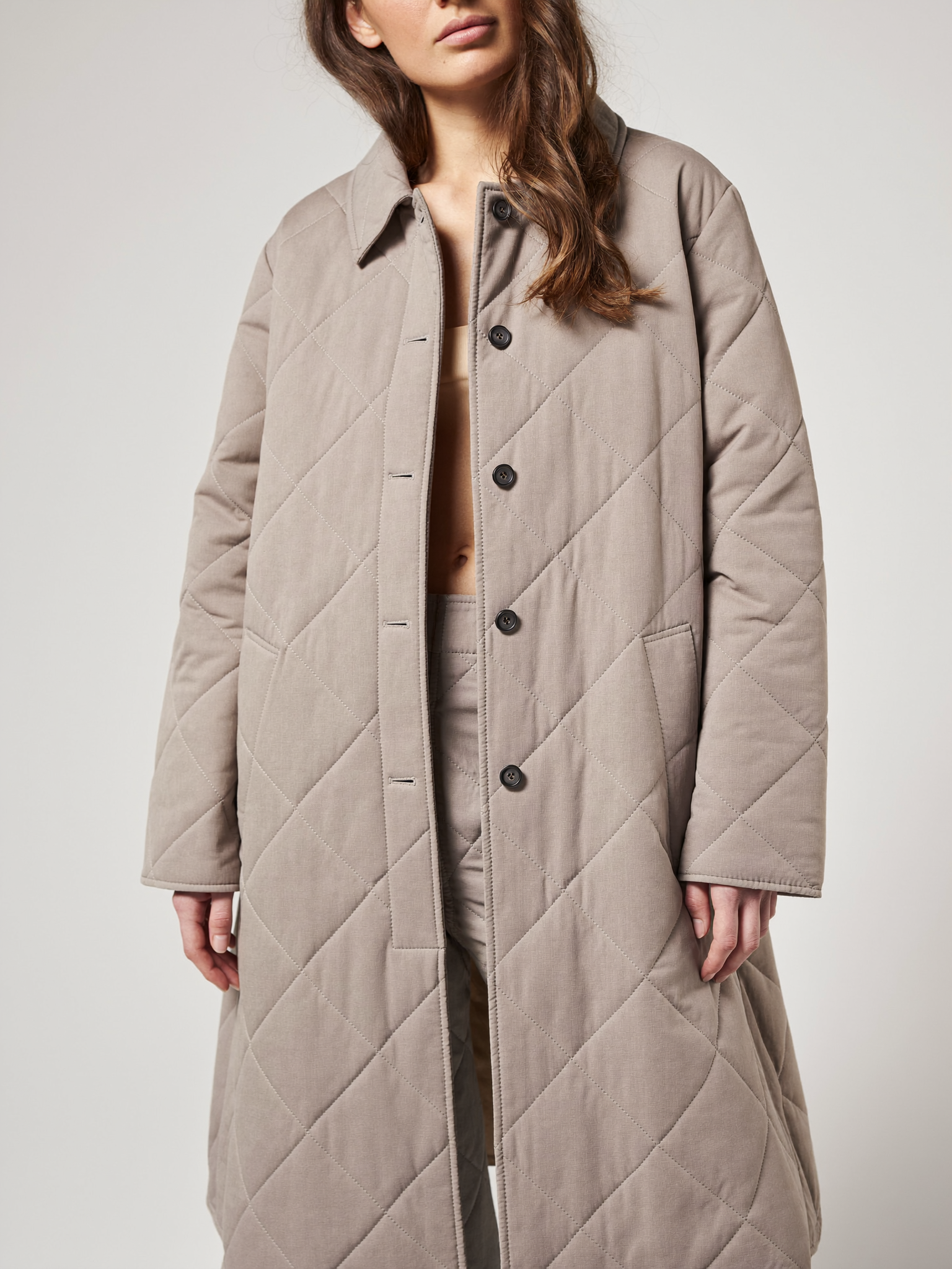 Ayla overgangsjas taupe op model