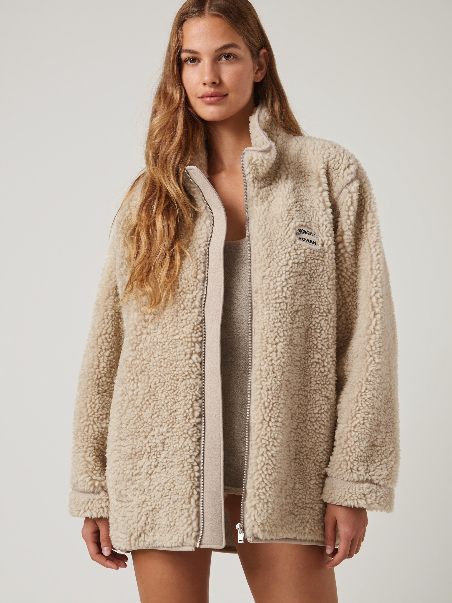 Liv teddy jas beige op model
