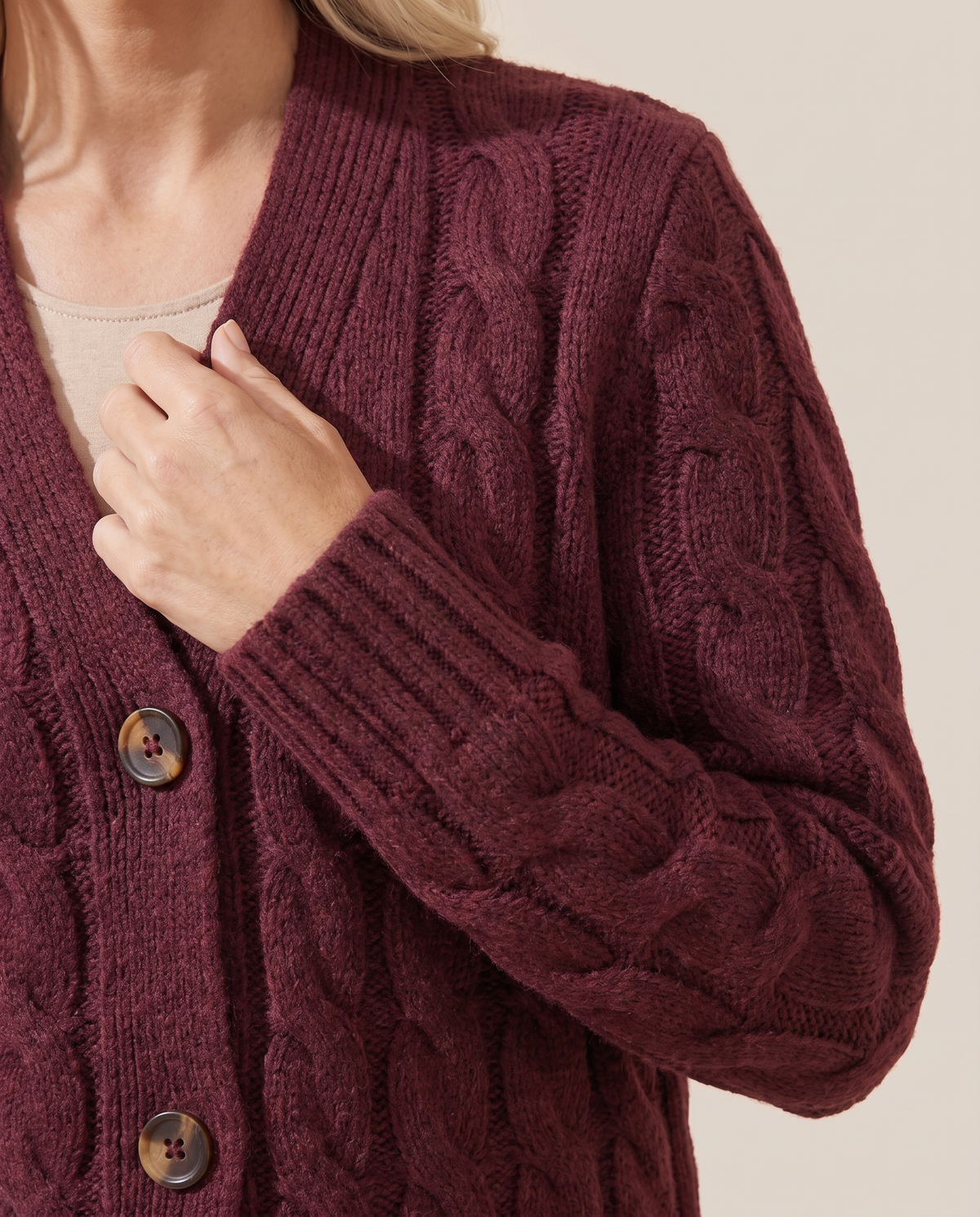 Vest dames kabelgebreid – detail kabelpatroon en knopen | Romaccio