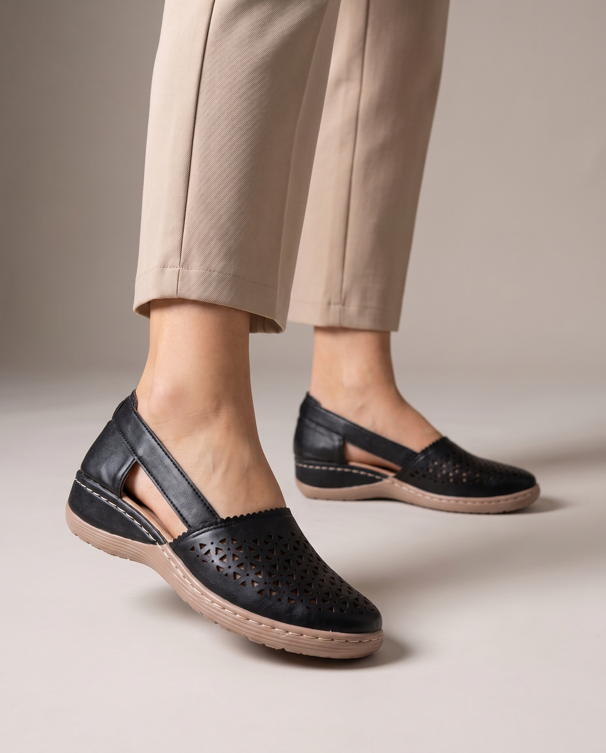 Comfortschoenen dames brede pasvorm zwart – instappers met steunzool | Romaccio
