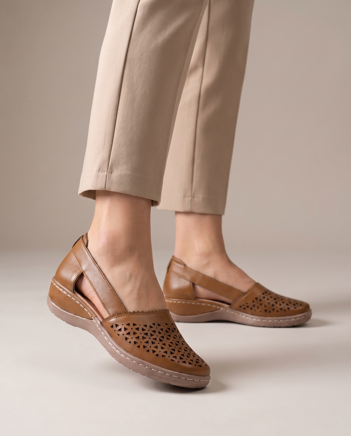 Comfortschoenen dames brede pasvorm bruin – instappers met steunzool | Romaccio